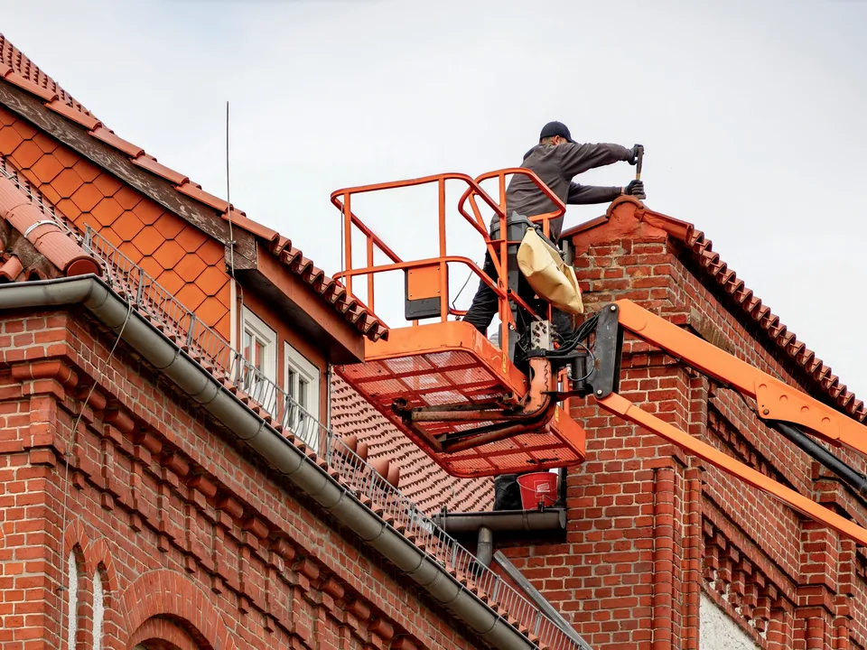 Professioneel onderhoud aan dakgoten en zinken dakdetails