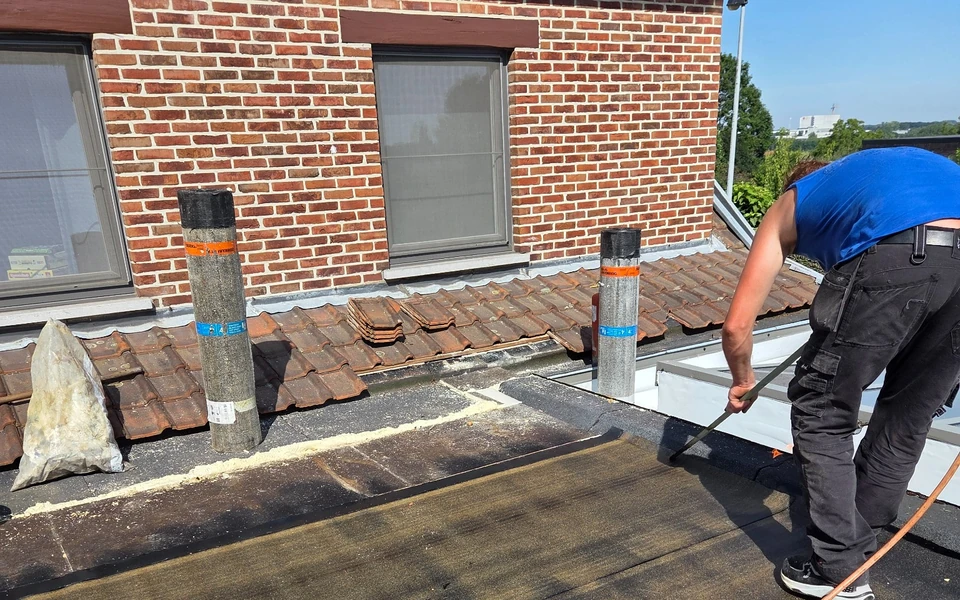 Dakwerker vernieuwt de dakbedekking van een woning