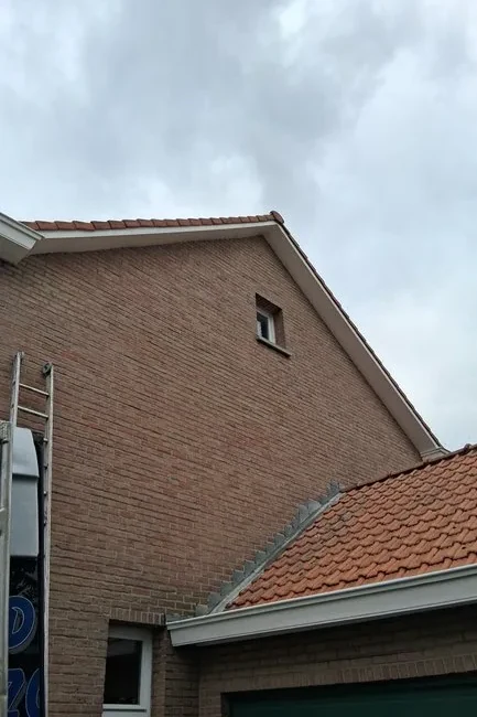 Dakrand en dakgoot langs zijgevel