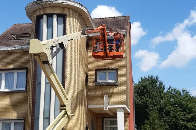 Chris Matthys voert dakwerken uit met een hoogtewerker