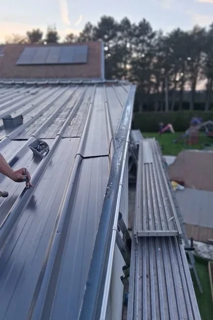 Metalen dakrand en gevelafwerking in uitvoering