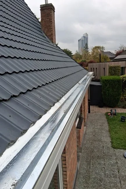 Dakgoot en zinken afwerking langs hellend dak